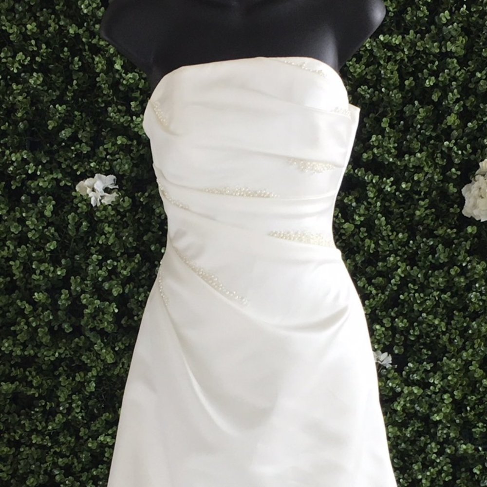 Augusta Jones D68-E70 Size 8 offwhite Satin A-line